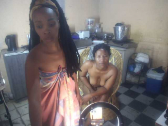 Curvypear webcam model stream image