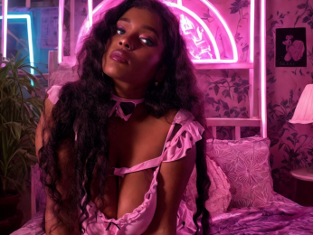 BossyBella webcam model stream image