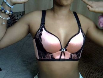 PetiteCaramel webcam model stream image