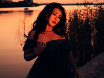 AdiraMaeven webcam model stream image