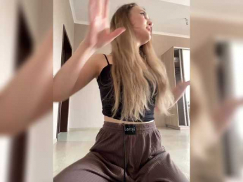 Lunaluxseri webcam model stream image