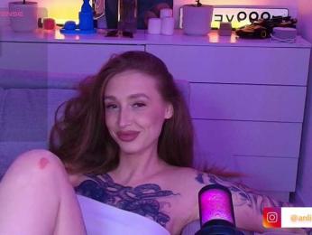 VibeLina webcam model stream image