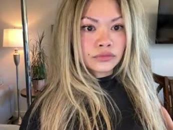 ava_petite_ webcam model stream image