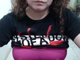 curly-greeneyed webcam model stream image