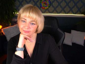 AmiraNight webcam model stream image