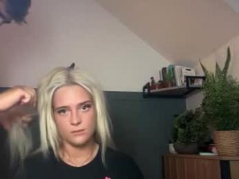 littleblonde010 webcam model stream image