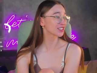 lucy-green webcam model stream image