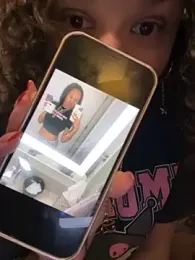 _Neeka_ webcam model stream image