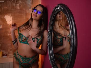 AdrennaLynee webcam model stream image