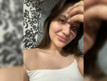 Llevie webcam bongacams model stream image