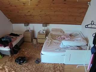 voyeurcam-julmodels-whitebed-2 webcam model stream image