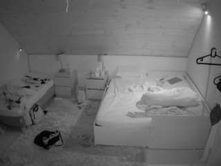 voyeurcam-julmodels-whitebed-2 webcam model stream image