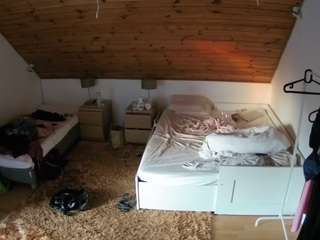 voyeurcam-julmodels-whitebed-2 webcam model stream image