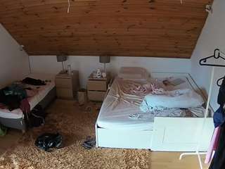 voyeurcam-julmodels-whitebed-2 webcam model stream image