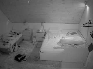 voyeurcam-julmodels-whitebed-2 webcam model stream image