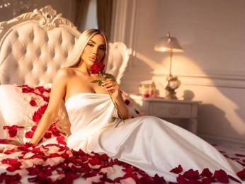 Kym webcam model stream image