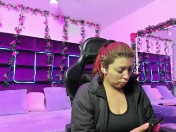 hornyy_mom webcam model stream image