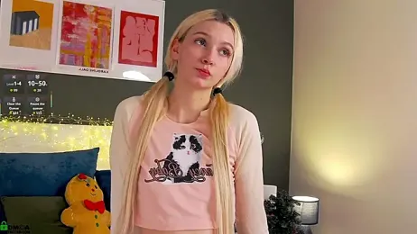 SaraHearts webcam model stream image