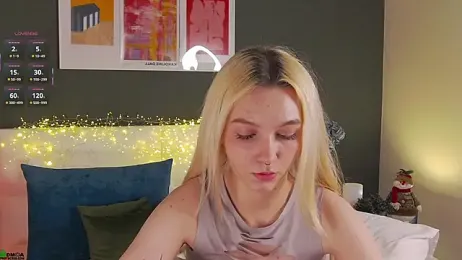 SaraHearts webcam model stream image