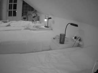 voyeurcam-julmodels-bed-3 webcam model stream image