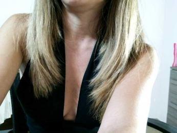 itspeachglow webcam bongacams model stream image
