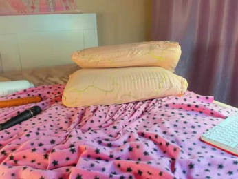 Kuraii webcam model stream image