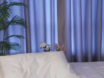 Karollovea webcam model stream image