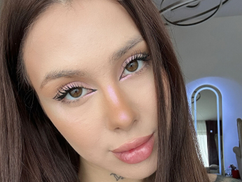 EvvaMiller webcam model stream image