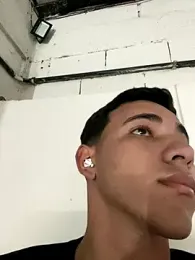 novin19_ webcam model stream image