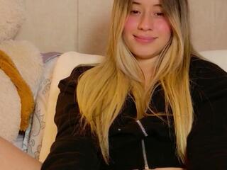 Amy Blondes webcam model stream image