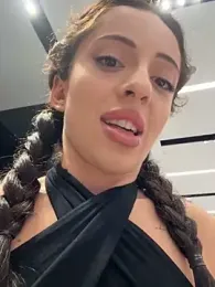 Yesmoree webcam model stream image