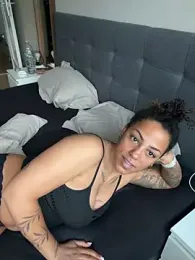 SweetPetiteNoir webcam model stream image