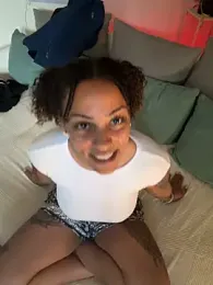 SweetPetiteNoir webcam model stream image