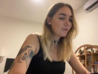 RoxyHorny webcam model stream image