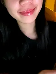 Uyennii02 webcam stripchat model stream image