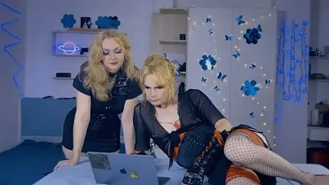 LolaSpaisTS webcam model stream image