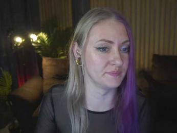 DramaQuenns webcam model stream image