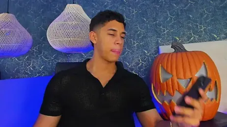 Zayne_cross webcam model stream image