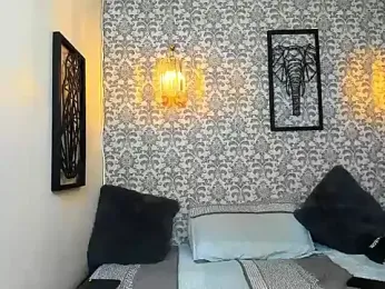 Raw_Mathews webcam model stream image