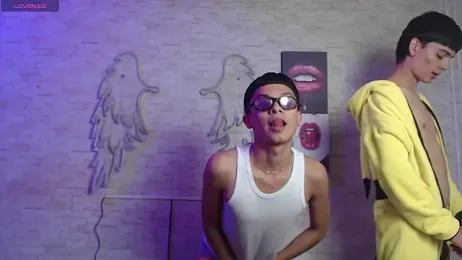 axel_milo_kairo_and_noa webcam model stream image