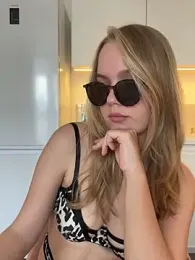 Little_Forest_ELF webcam model stream image