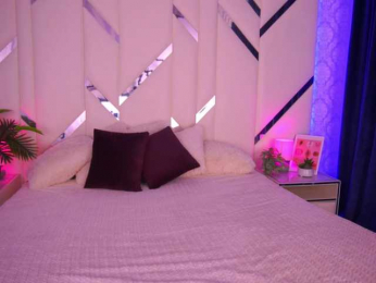 FloraGreys webcam model stream image