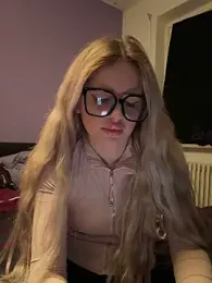 Holly-Glamour webcam model stream image
