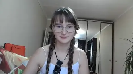 KiraGoldens webcam model stream image