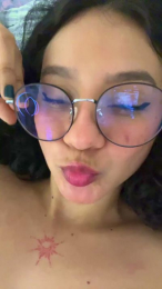 Hot_crisps webcam model stream image