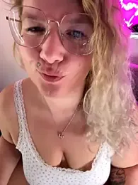 CurvyAnonymousGirl89 webcam stripchat model stream image