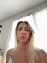 LuisaBecker webcam model stream image