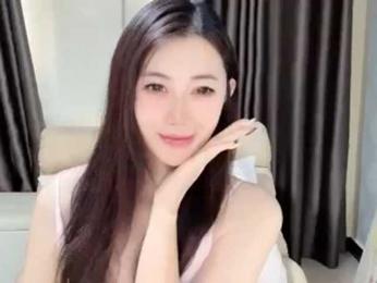 Warm-nuan webcam model stream image
