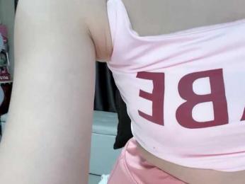 Warm-nuan webcam model stream image