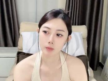 Warm-nuan webcam model stream image